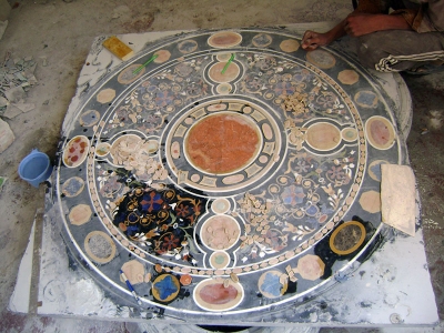 plateaux de marqueterie de pierres dures en phase d'élaboration, vue générale         